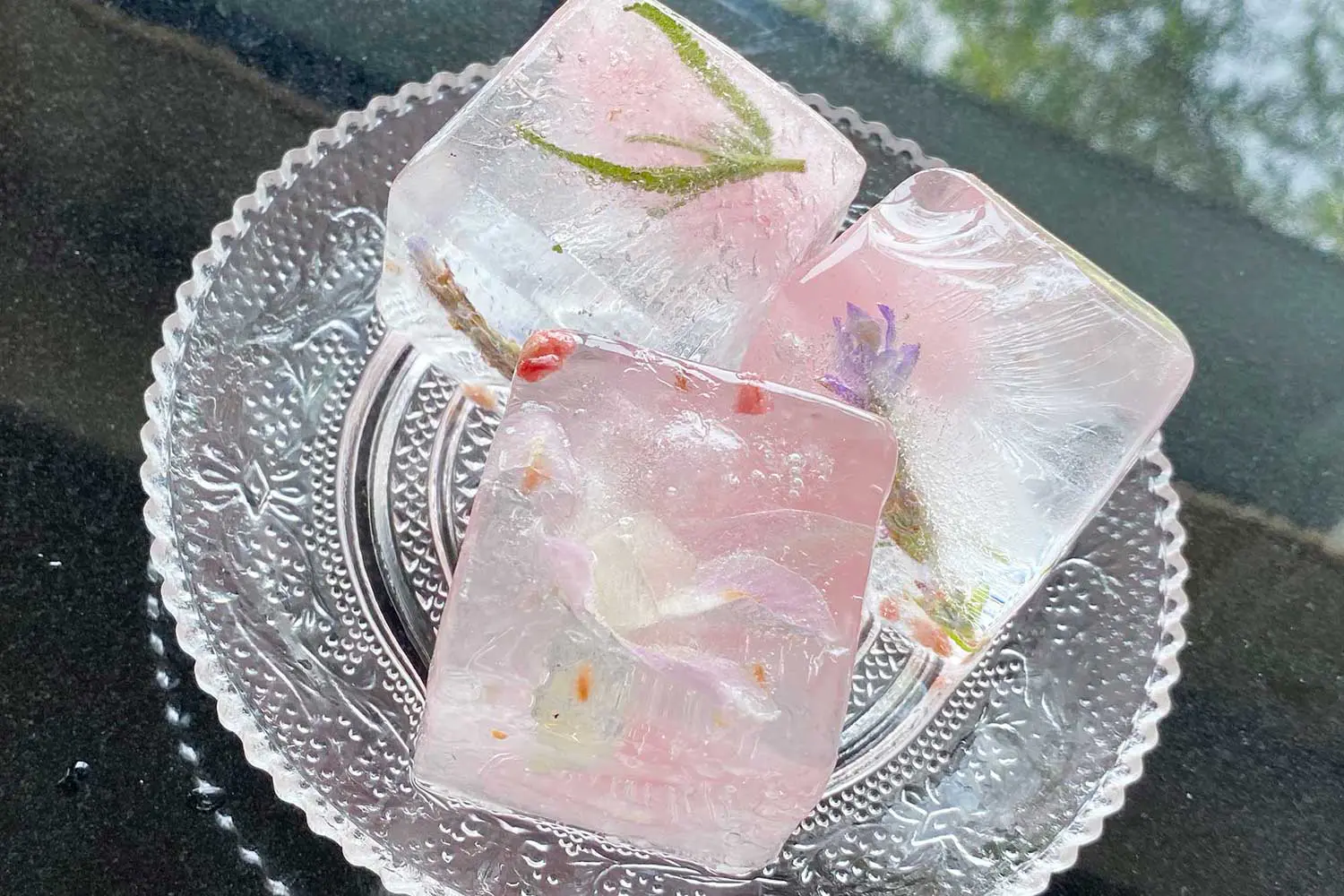 ラズベリーの淡い桃色の氷